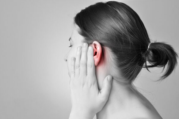 Nổi mụn sau tai là dấu hiệu bệnh gì